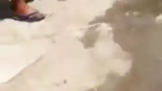 المسرح المحلي يتحول إلى حفلة إباحية مع نساء عاريات يعشقن المؤخرة