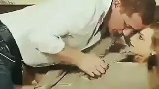 زوجة شقراء خبيثة تأخذ صديق زوجها للمنزل لجنس جامح