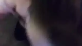 عاشقات سحاقيات سريات: الشقراء الموشومة تقدم عرضًا صريحًا لصديقتها