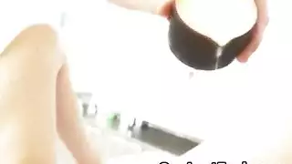 مربية شقراء عارية من الأمام وتستمني