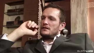فتاة مفلسة تسمر صدرها بعد نزع حمالة الدانتيل لممارسة الجنس
