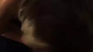 فتاة هاوية ساذجة تأخذ قضيبًا ضخمًا وجنسًا خشنًا