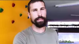 شباب يتشاركون كس آسيوي ضيق في ثلاثي صريح