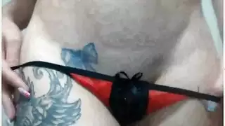 يريد وشم الوشم مع طبيبها ، بينما يراقبهم الرجل كصنع قرني ، أصلع