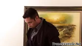 فتاة متحولة تشارك في مشهد إباحي صريح