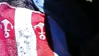 قضيب الغريب الكبير يحل محل هزازها على الرمال