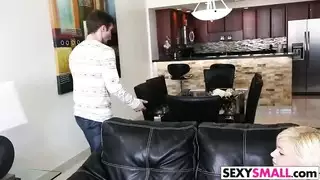 شقراء مراهقة تأخذ قضيبًا سميكًا في مؤخرتها على الطاولة