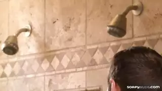 راكبة الأريكة الشقراء تحب الاختراق العميق أكثر من الوظيفة