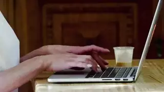 فتيات تمارسن الجنس مع بعض باستخدام لعبة كبيرة في فيلم سحاقي