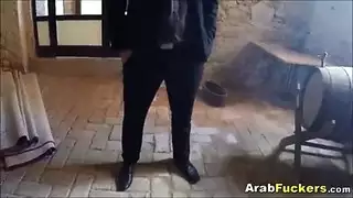 شاب يدخل على خالته وينيكها