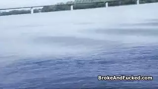 نهر مراهق يئن تحت الشمس في مشهد جنسي صريح