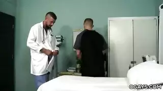 المريض المشاغب يتوسل للحصول على علاج شرجي بقضيب الطبيب الكبير