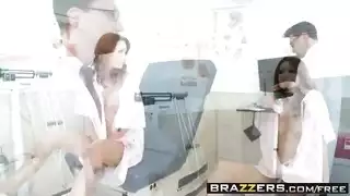دكتور ينيك مريضة كسها وجعها ويدخل زبه في كسها ويريحها