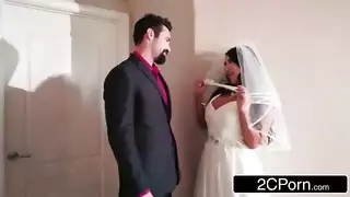 العروس حديثة الزواج تأخذ شرج قاسي من صديق الزوج
