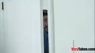 فلم سكس اب ينيك كس بنته الضيق بكل قوه