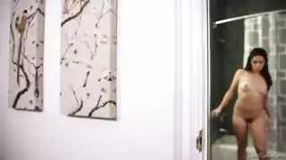 يشاهد اخته عارية في الحمام فيتفأجي بالأم – سكس اخوات