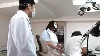 ممرضة آسيوية حارة تفرغ قضيب المريض بفمها