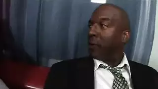 العاهرة المتخفية تمت إصبعها حتى النشوة ثم تمص قضيب صديقها