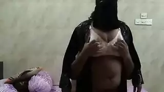 زوجة محجبة ممتلئة تتسلل بعشيقها لممارسة وضعية الكلب الشغوفة والأنين