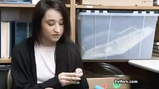 الشرطي يعطي الكاشيرة السارقة جلسة تأديب إباحية