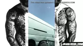 عاهرة سوداء مثيرة في زي كوري تركب قضيبًا سمينًا