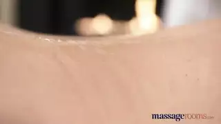 تبادل اللعاب وقبلات نجمات الإباحية من عارضة كام