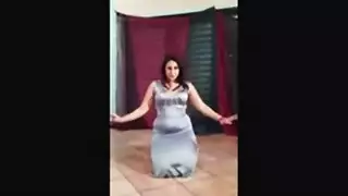 فتاة عربية بقميص نوم ترقص من أجل انتصاب نابض
