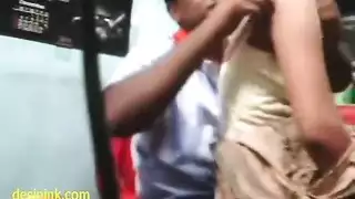 نيك ساخن للبهابية الهندية في المنزل: الجار يلتهم الحلمات ويحفر في فرجها المبلل
