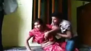 شاب هندي يضرب زوجة أخيه بقوة في غرفة النوم