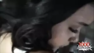 تصرخ من الشهوة و هي تتلقى الزب داخل كسها