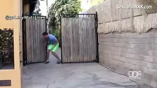 جارة كبيرة الصدر في جنس جماعي عنيف