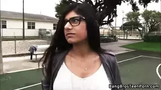 ميا خليفة تبتلع السائل المنوي من زب كبير