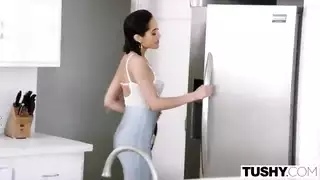 صفقة ساخنة: بائعة تنيك طيزها بقوة من زبون