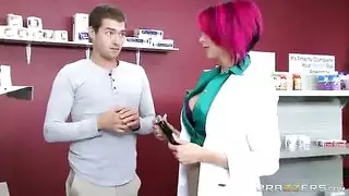 فتاة صيدلية تعطي العميل مصة وجنس كلابي قاسي