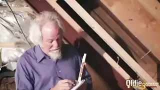  نجم ذكر ناضج في مشهد إيلاج مزدوج صريح مع مراهقات مثيرات
