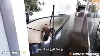 امرأة ناضجة تستغل نشوة الصبي لممارسة جنس صريح