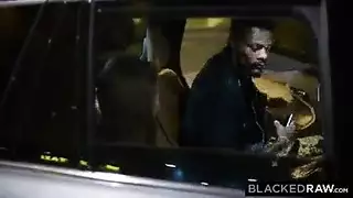 قضيب أسود كبير يمتد بكثافة في فرج حليبي ضيق