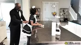 مدبرة المنزل الناضجة تلحس كس خادمتها