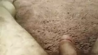 فتاة صغيرة تأخذ قضيب الأب الغليظ بعمق