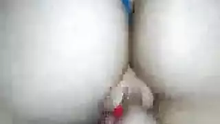 شاب يداعب قضيبه