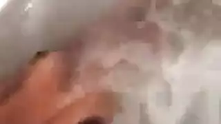فتيش الحمام: بنات في فعل تواليت صريح