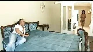 ثلاثية شرجية لمراهقة شقراء مشاغبة في مشهد عنيف