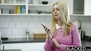 الزوج ينتاك من طيزه أمام زوجته