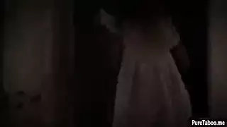 تلعب في كس صاحبتها الساذجة و تمارس عليها السحاق بقوة
