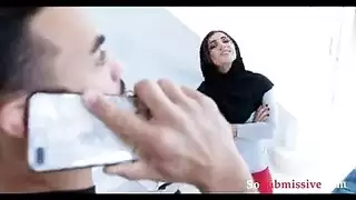 شاب أجنبي يسيطر على خادمة محجبة في جنس شقق ساخن