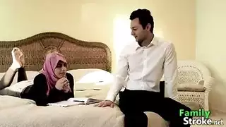 مراهقة محجبة شقية تستمتع بنيك هاردكور محرم