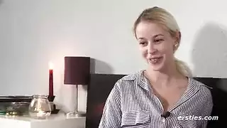 شقراء ساخنة تدخل أصابعها في كسها الضيق المبلل وتصل للرعشة بصوت عال