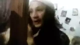 مُتنكِّر في زيّ نسائي في حفل زفاف يمارس الجنس مع فتاة مراهقة تغيّر ملابسها في غرفتها