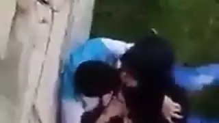 قحبة مغربية محجبة مع حبيبها في الحديقة يقفشها ويفرشها