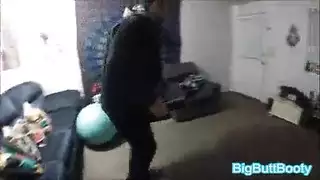 عاهرة تستمني تتفاجئ بلص قذف داخلي عنيف xxx